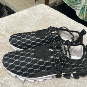 Fashion tennis shoes color black/ white